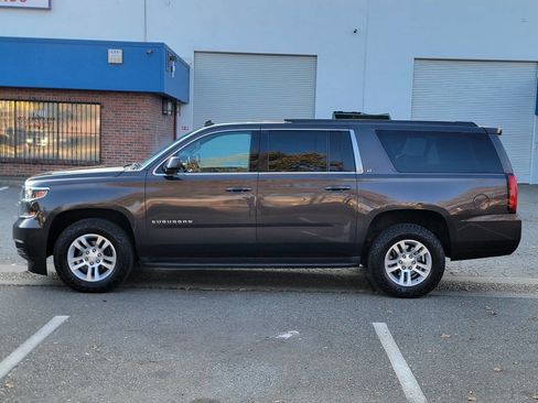 Used 2015 Chevrolet Suburban LT image 2