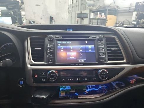 Used 2019 Toyota Highlander Limited image 2