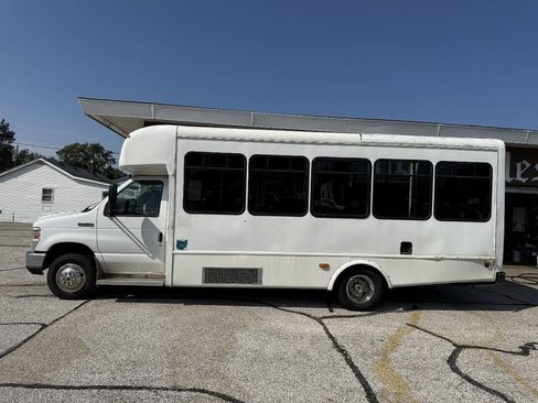 Used 2016 Ford E-450 and Econoline 450 Super Duty w/ Shuttle Bus Prep Package RWD image 5