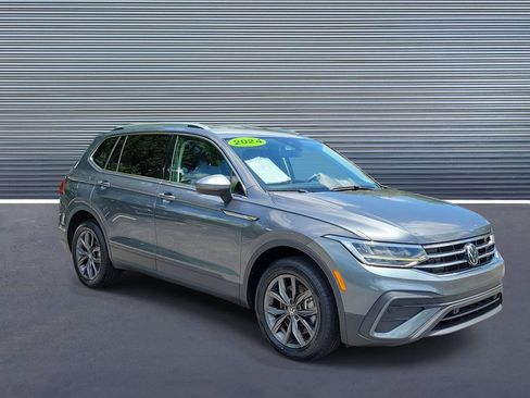 Used 2024 Volkswagen Tiguan SE FWD image 2