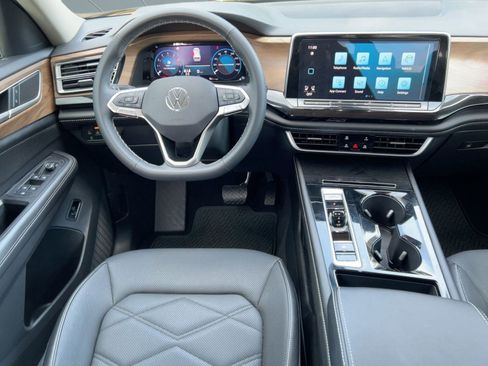 Used 2024 Volkswagen Atlas SE image 28