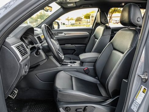 Used 2020 Volkswagen Atlas Cross Sport SE w/ Panoramic Sunroof Package FWD image 4
