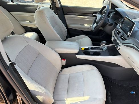 Used 2025 Nissan Altima 2.5 SV FWD image 12