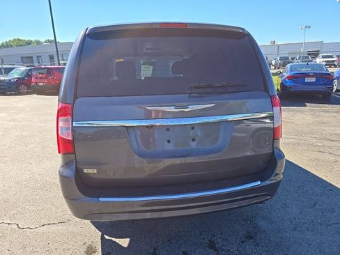 Used 2016 Chrysler Town & Country Touring FWD image 6