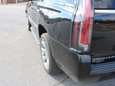 Used 2020 Cadillac Escalade Premium Luxury image 46