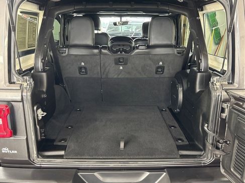 Used 2022 Jeep Wrangler Unlimited Sahara AWD/4WD image 32