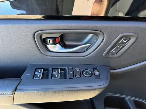 Used 2025 Honda Pilot EX-L image 10