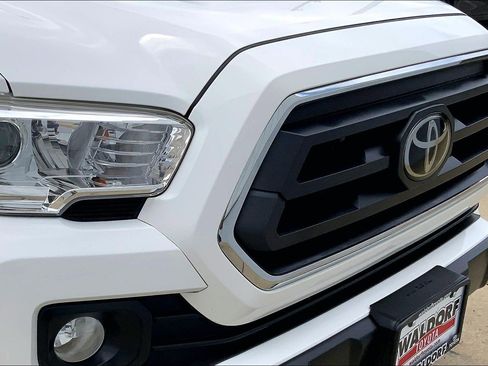 Used 2020 Toyota Tacoma SR5 AWD/4WD image 34