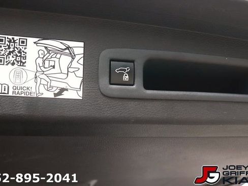 Used 2022 Toyota Sienna Limited FWD image 18