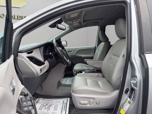 Used 2020 Toyota Sienna XLE image 9