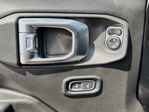 Used 2023 Jeep Gladiator Sport AWD/4WD image 17