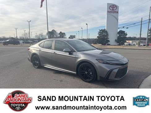 Used 2025 Toyota Camry SE w/ Convenience Package image 1