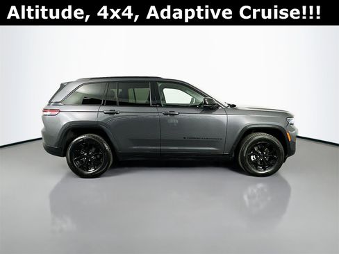 Used 2024 Jeep Grand Cherokee Altitude image 9