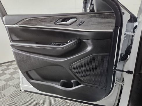 Certified 2025 Jeep Grand Cherokee Limited w/ Luxury Tech Group II image 21