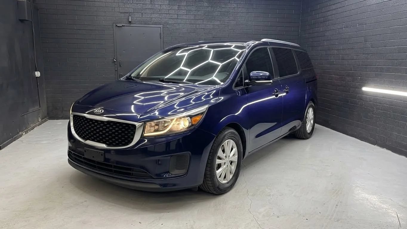 Used 2016 Kia Sedona LX w/ Option Group 020 FWD image 2