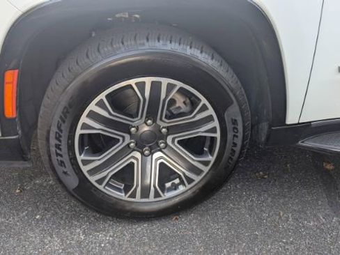 Used 2023 Jeep Wagoneer L Series II image 9