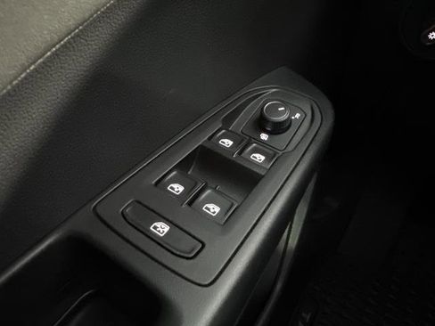 Certified 2025 Volkswagen Taos SE image 32