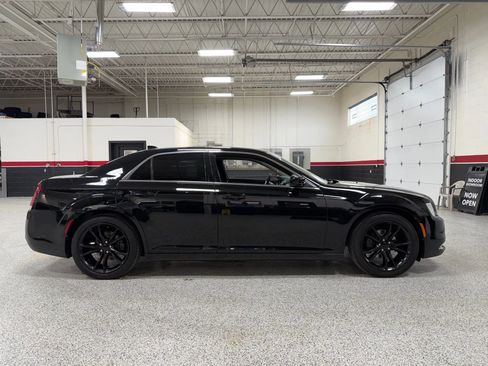 Used 2018 Chrysler 300 Touring image 11