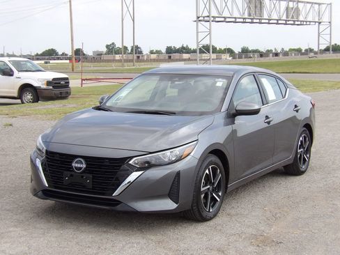 Used 2025 Nissan Sentra SV FWD image 2