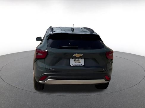 Used 2025 Chevrolet Trax LT w/ LT Convenience Package FWD image 9