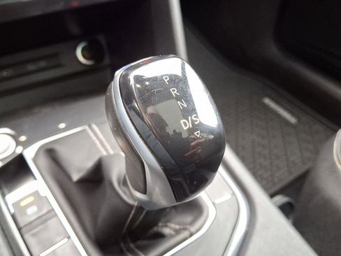 Used 2022 Volkswagen Tiguan SE w/ Panoramic Sunroof Package image 15