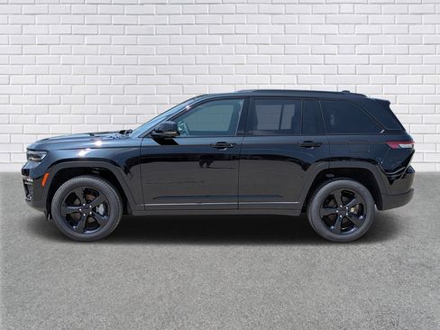 Used 2025 Jeep Grand Cherokee Limited w/ Luxury Tech Group II AWD/4WD image 2