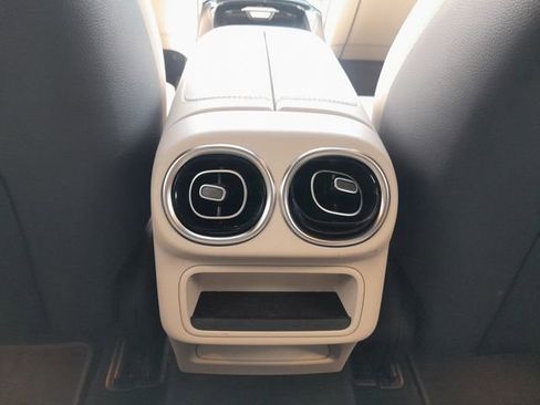 Used 2024 Mercedes-Benz GLC 300 4MATIC image 11