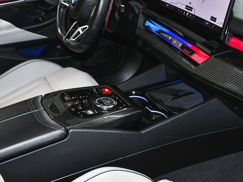 Used 2025 BMW M5 w/ Executive Package image 85