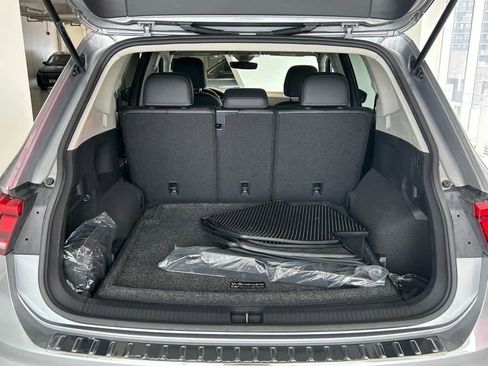 Used 2024 Volkswagen Tiguan SE w/ Panoramic Sunroof Package image 24