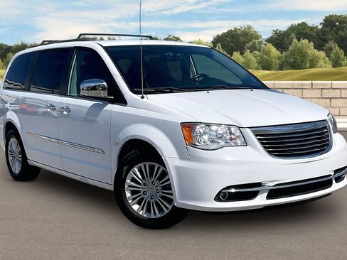 Used 2015 Chrysler Town & Country Touring-L w/ Driver Convenience Group image 2