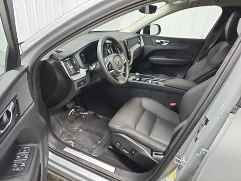 Used 2025 Volvo XC60 B5 Plus AWD/4WD image 30