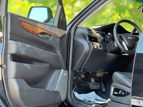 Used 2017 Cadillac Escalade Luxury RWD image 9