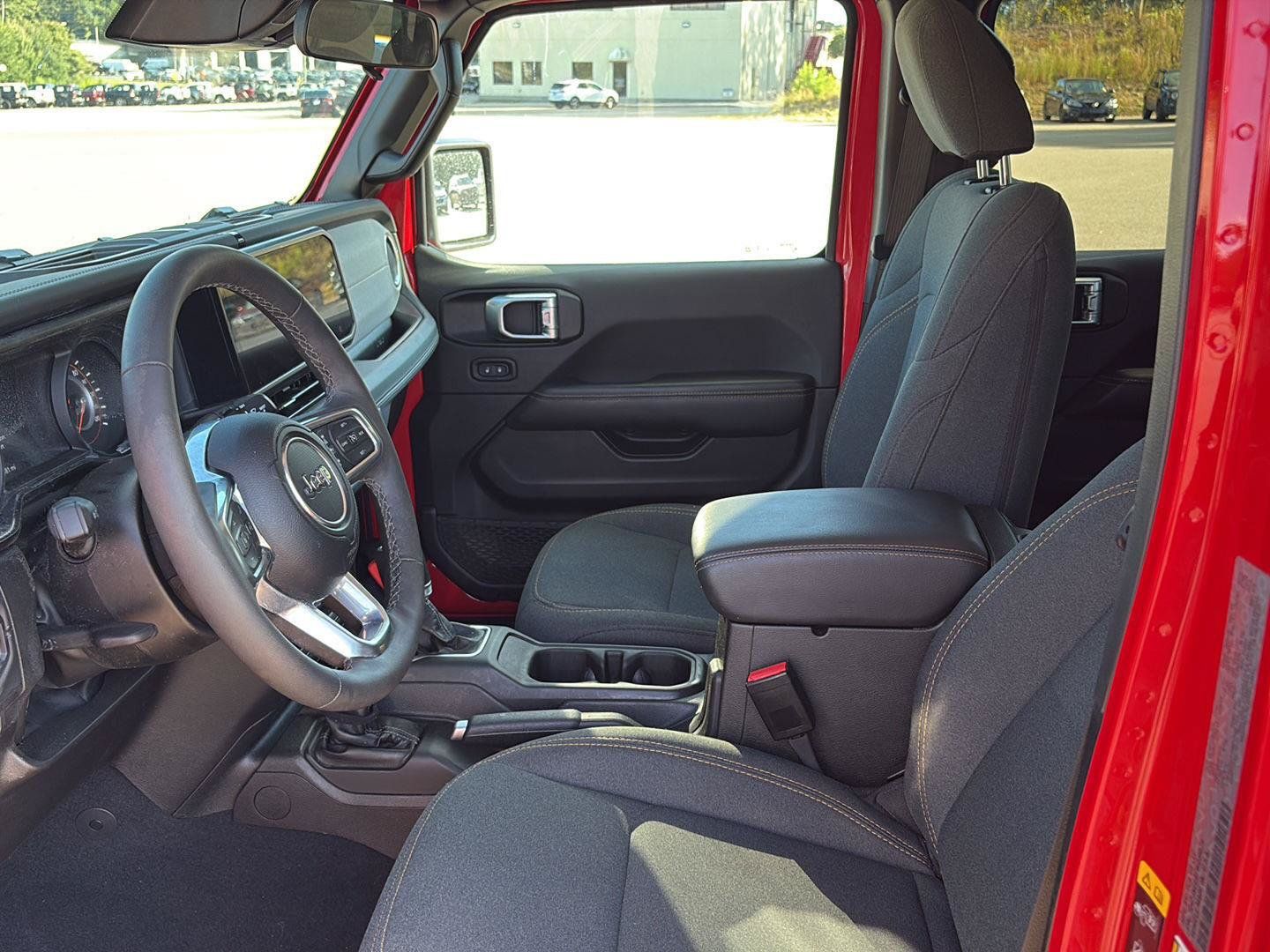 Used 2026 Jeep Wrangler Unlimited Sahara AWD/4WD image 8