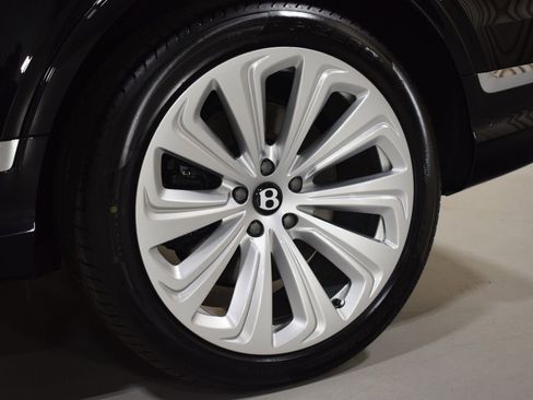 New 2025 Bentley Bentayga Azure image 13