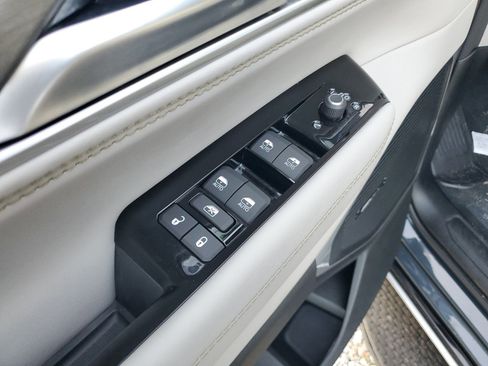 New 2025 Jeep Wagoneer L Series III w/ 8-pass Seating Package image 16