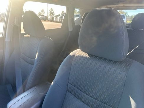 Used 2017 Nissan Rogue SV AWD/4WD image 16