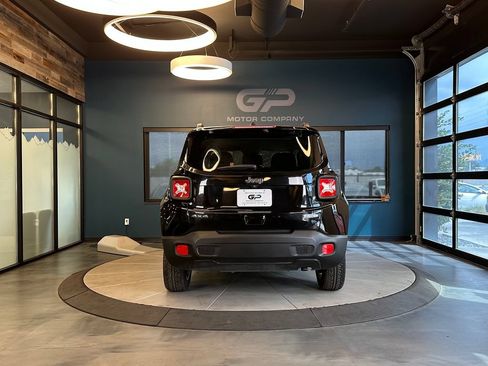 Used 2018 Jeep Renegade Latitude AWD/4WD image 4