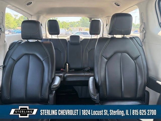 Used 2023 Chrysler Pacifica Touring-L FWD image 16