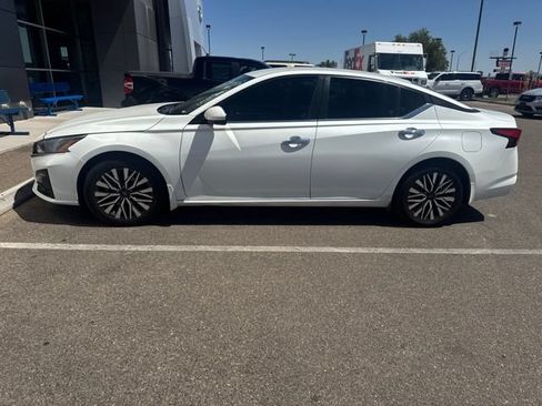 Used 2023 Nissan Altima 2.5 SV FWD image 2