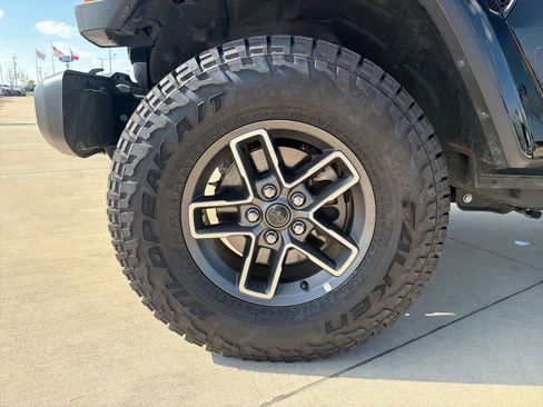 Used 2024 Jeep Gladiator Sport image 9