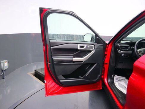Used 2021 Ford Explorer XLT w/ Equipment Group 202A image 16