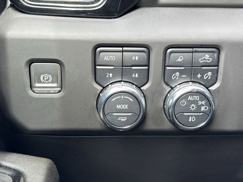 Used 2024 GMC Sierra 1500 AT4 w/ Technology Package AWD/4WD image 17