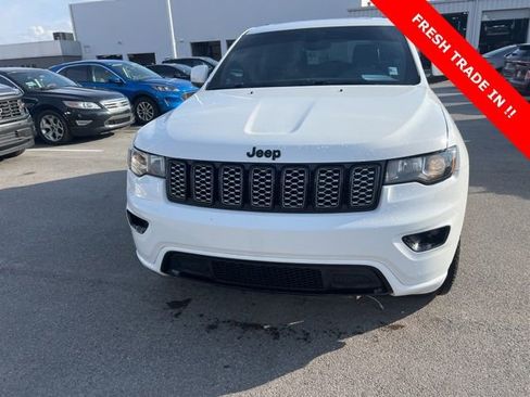Used 2017 Jeep Grand Cherokee Altitude image 12