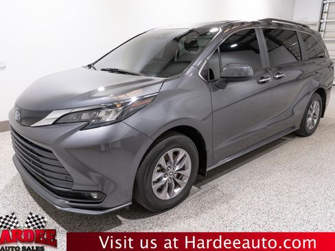 Used 2025 Toyota Sienna XLE FWD image 2
