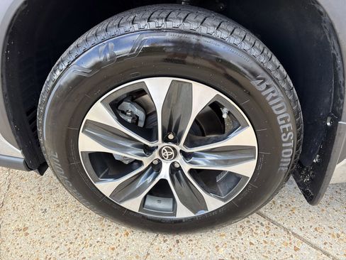 Used 2025 Toyota Highlander XLE image 10