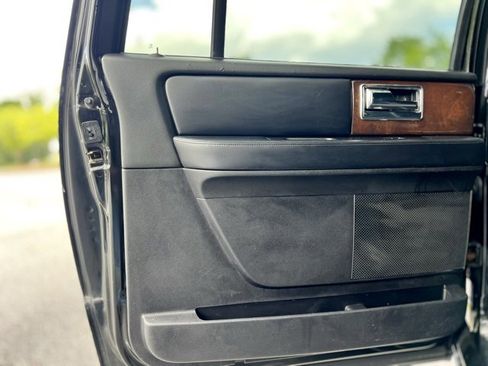 Used 2017 Lincoln Navigator L Select image 17