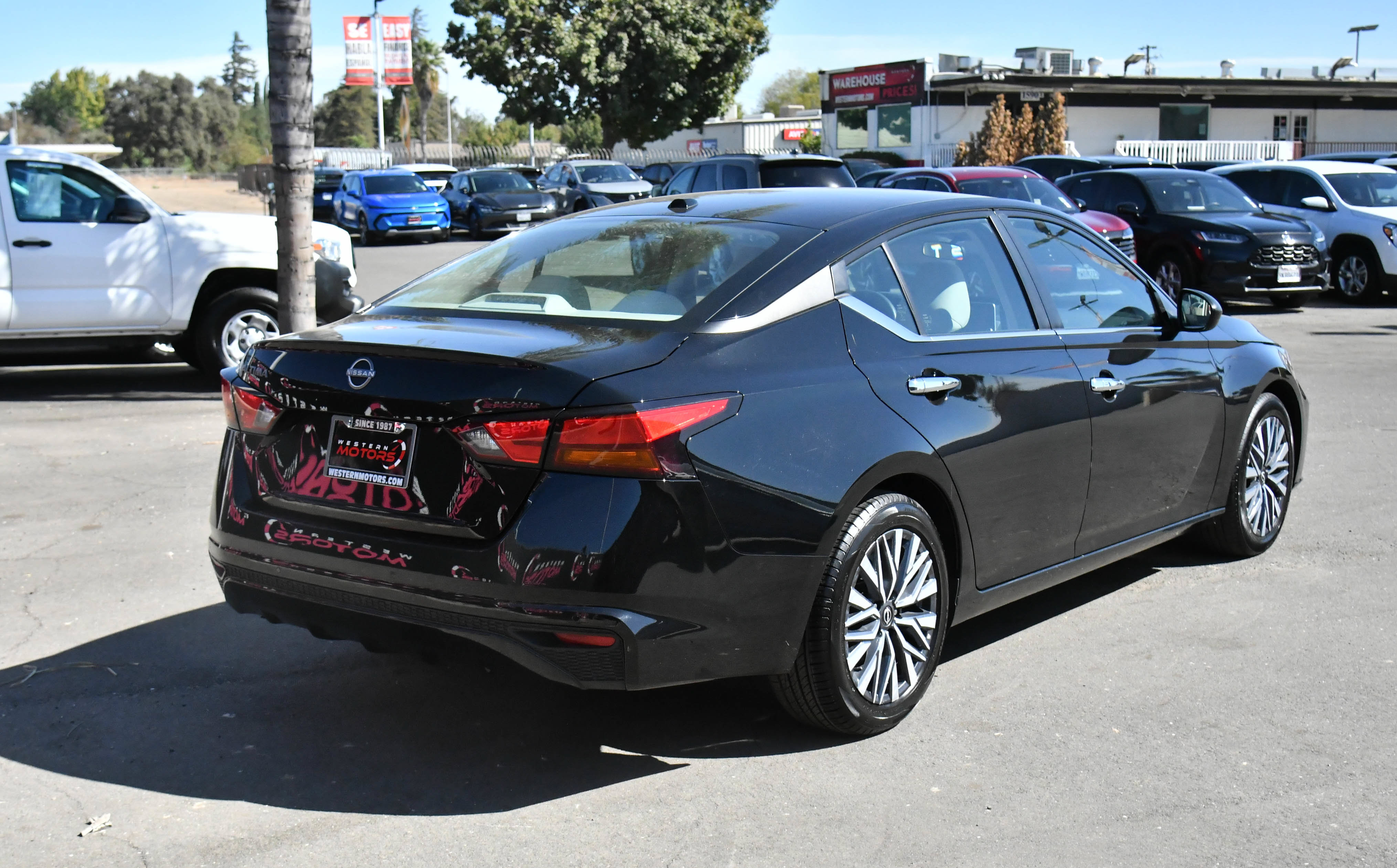 Used 2025 Nissan Altima 2.5 SV FWD image 8