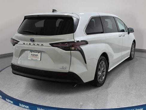 Certified 2023 Toyota Sienna XLE FWD image 5