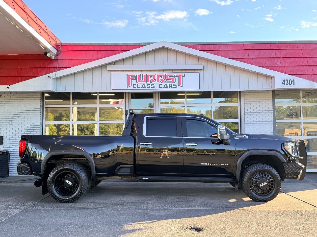 Used 2022 GMC Sierra 3500 Denali w/ Denali Ultimate Package AWD/4WD image 2