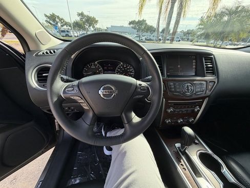 Used 2017 Nissan Pathfinder Platinum w/ Midnight Edition Package image 12
